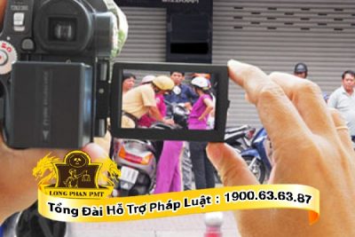 Quay phim ghi hình khi cảnh sát giao thông làm việc
