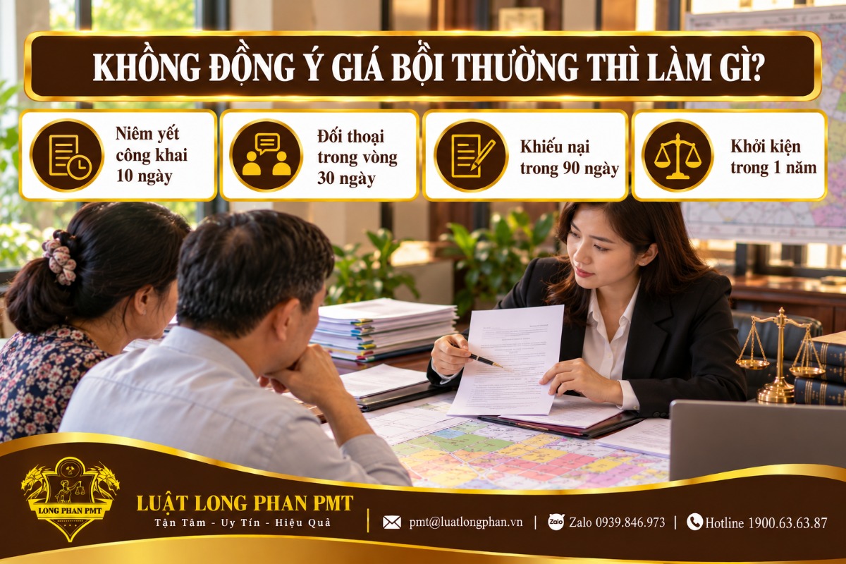 Luật sư tư vấn khách hàng cầm hồ sơ khiếu nại khi không đồng ý giá bồi thường