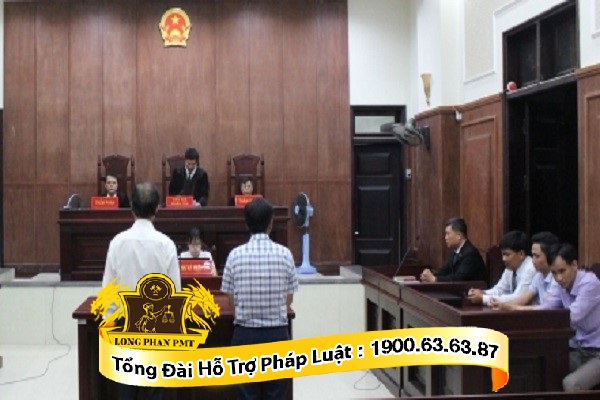 Phiên tòa phúc thẩm xét xử lại vụ án sơ thẩm tranh chấp đất đai