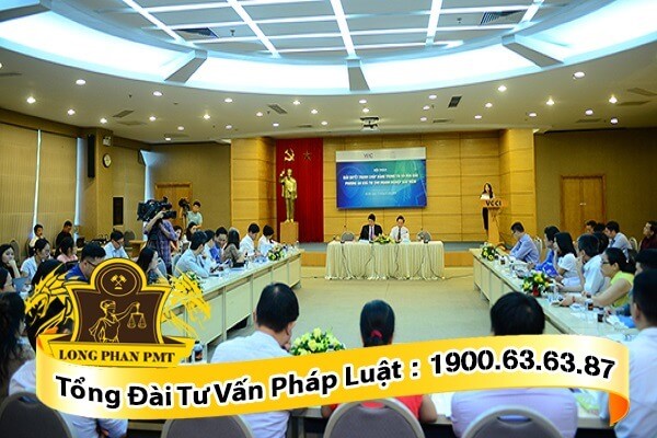 giải quyết thông qua hội đồng