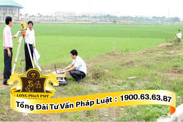 Đo diện tích đất trên thực tế.  