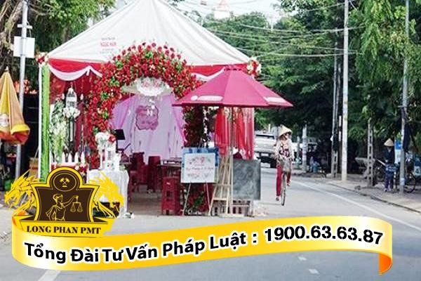 Dựng rạp giữa đường