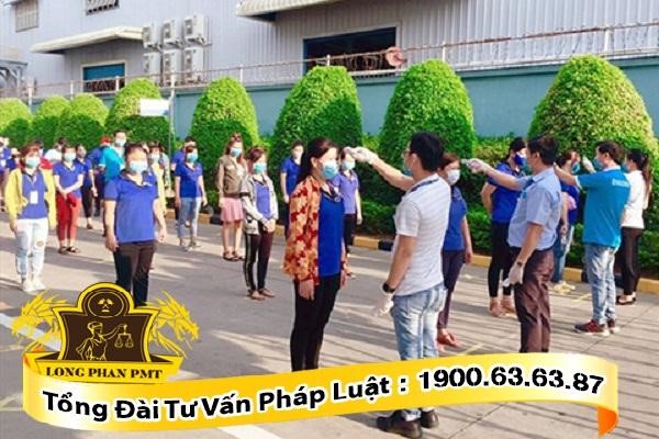 Thực hiện giãn cách và đo thân nhiệt tại công ty