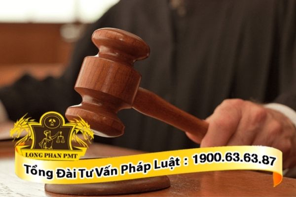 Tùy vào thời điểm tạm đình chỉ giải quyết vụ án, thẩm quyền ban hành quyết định tạm đình chỉ là khác nhau