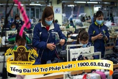 Công nhân đi làm trong dịch Covid