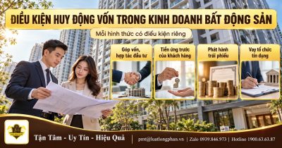 Chủ đầu tư và nhà đầu tư xem hồ sơ dự án trước tòa nhà căn hộ, minh họa điều kiện huy động vốn bất động sản