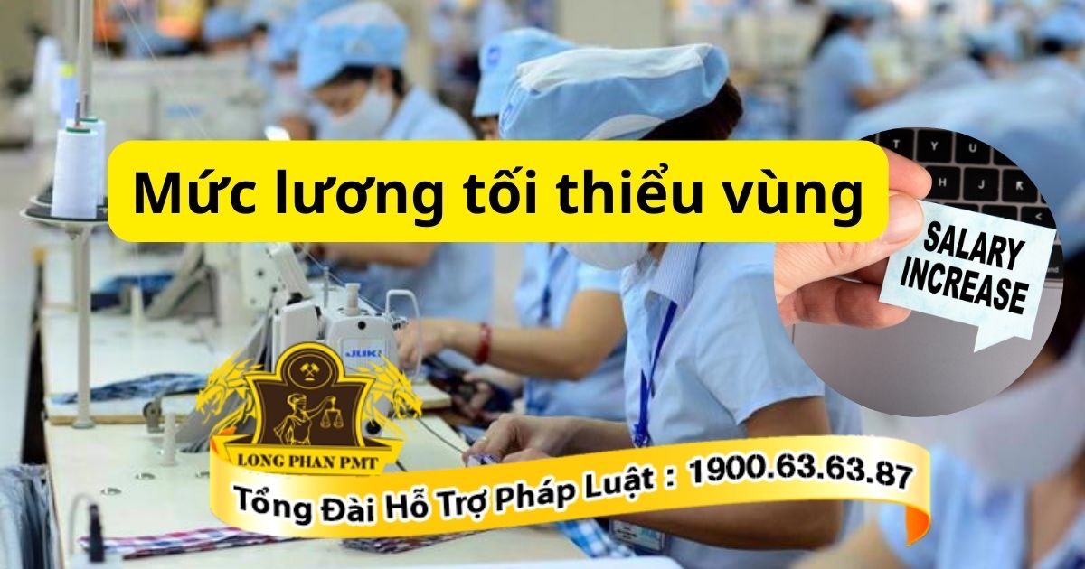 Công nhân đang làm việc tại nhà máy kèm thông báo về mức lương tối thiểu vùng mới nhất