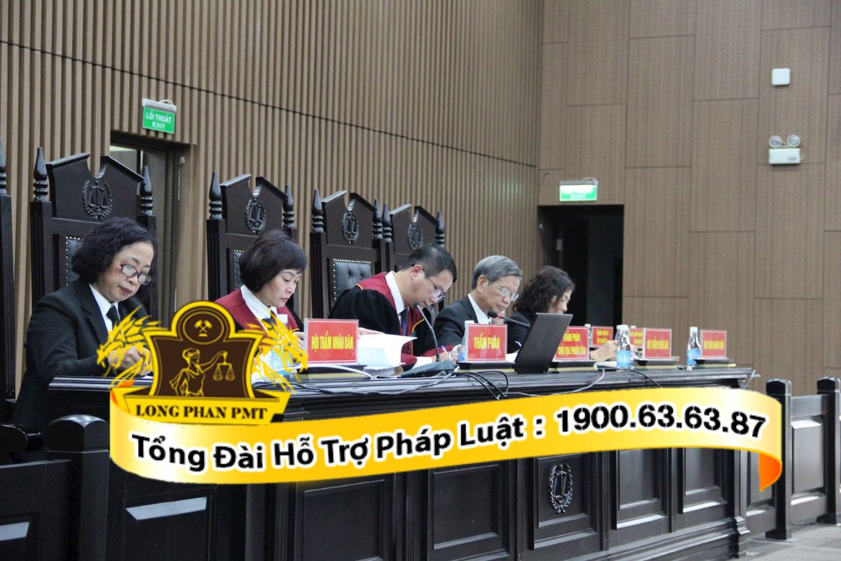 Thành phần tham gia phiên tòa sơ thẩm bao gồm Hội đồng xét xử và bị cáo, bị hại, đương sự