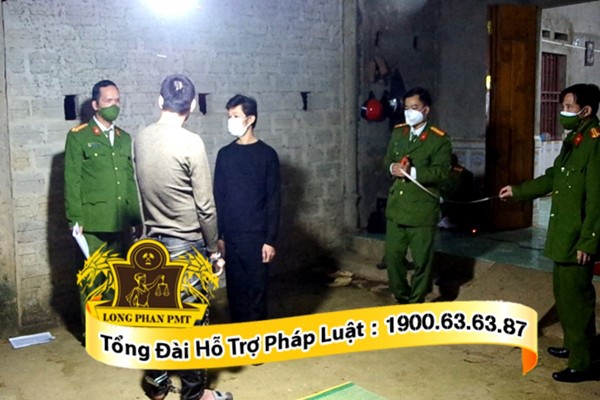 Các điều tra viên tái hiện hiện trường gây án