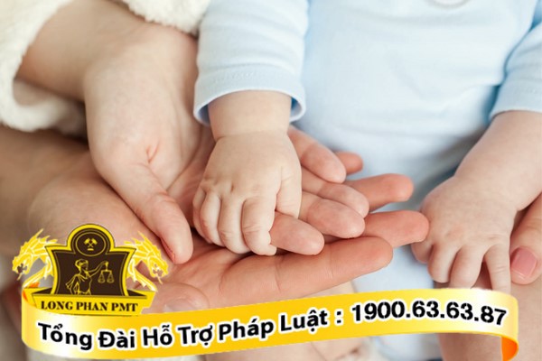 Cha mẹ đăng ký khai sinh cho con