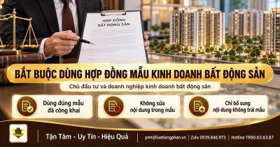 Luật sư cầm hợp đồng bất động sản trước mô hình khu căn hộ, minh họa bắt buộc dùng hợp đồng mẫu kinh doanh bất động sản