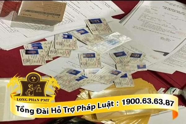 Mua bằng giả phạm tội gì