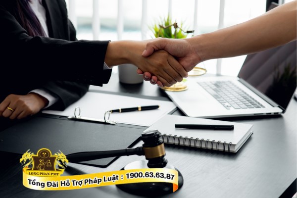 Luật sư hỗ trợ thực hiện thủ tục khởi kiện