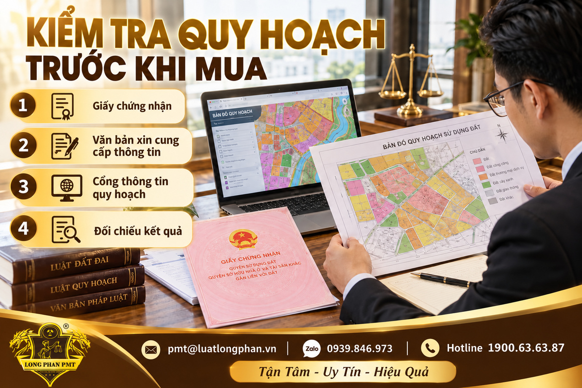 Luật sư xem bản đồ quy hoạch, laptop và giấy chứng nhận để kiểm tra thông tin quy hoạch trước khi mua đất
