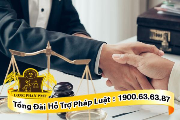 Luật sư tư vấn khách hàng thủ tục sang tên nhà ở