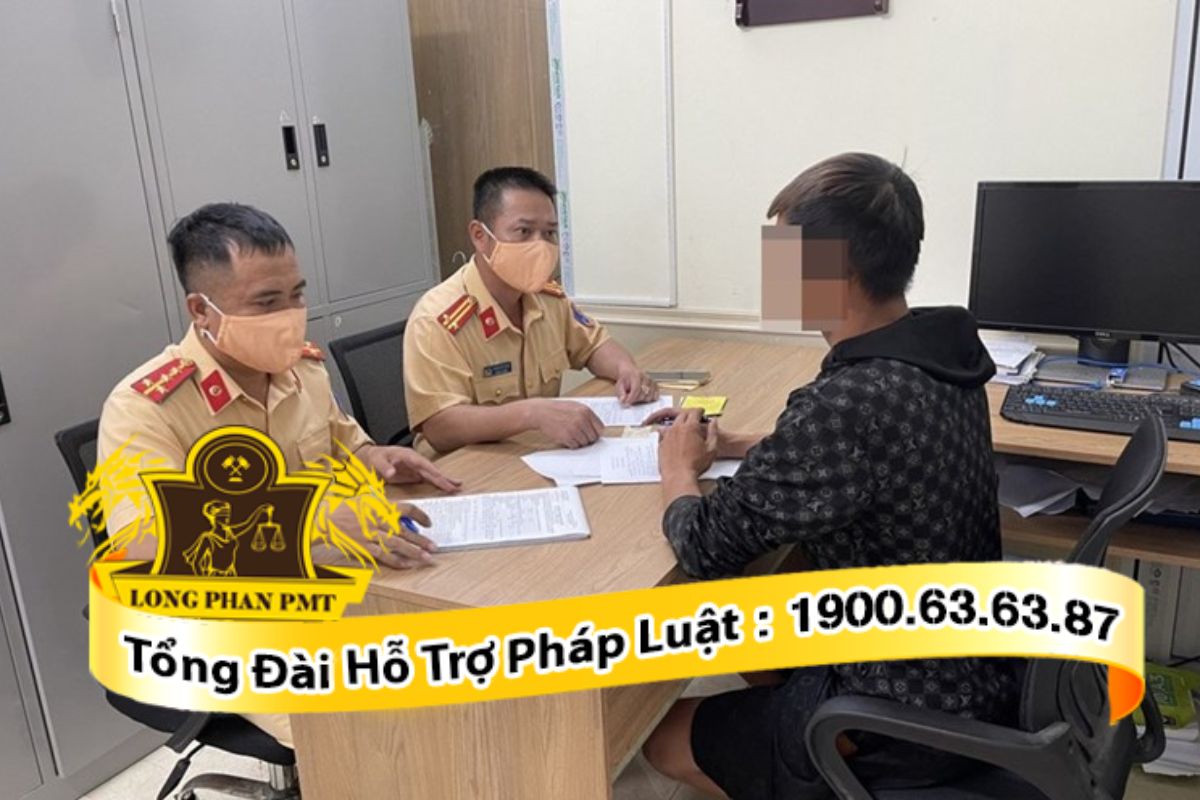 Người dân làm việc với Cảnh sát giao thông để xử lý thủ tục nhận lại phương tiện.