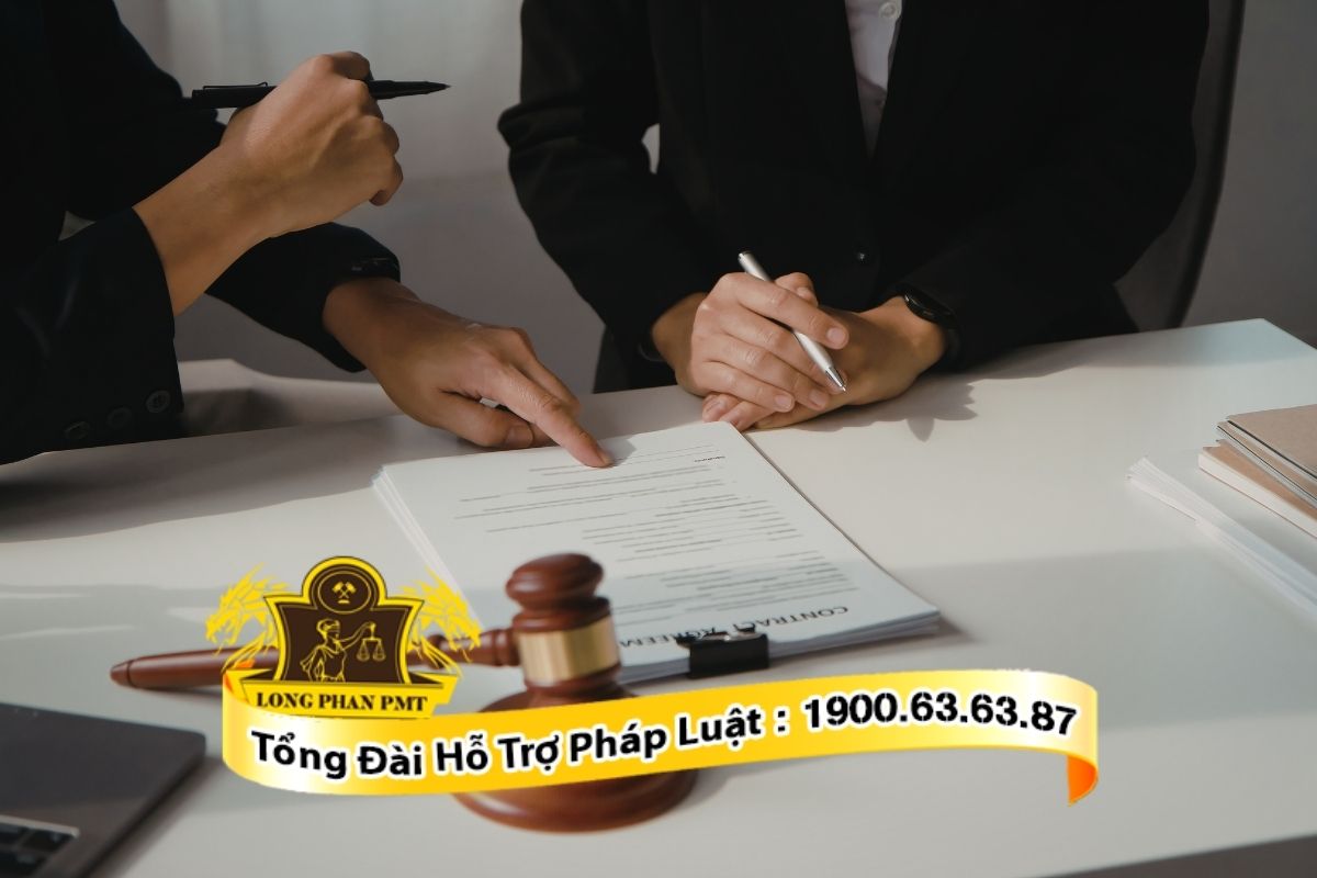 Luật sư tư vấn giải pháp pháp lý cho khách hàng về tai nạn giao thông chết người.