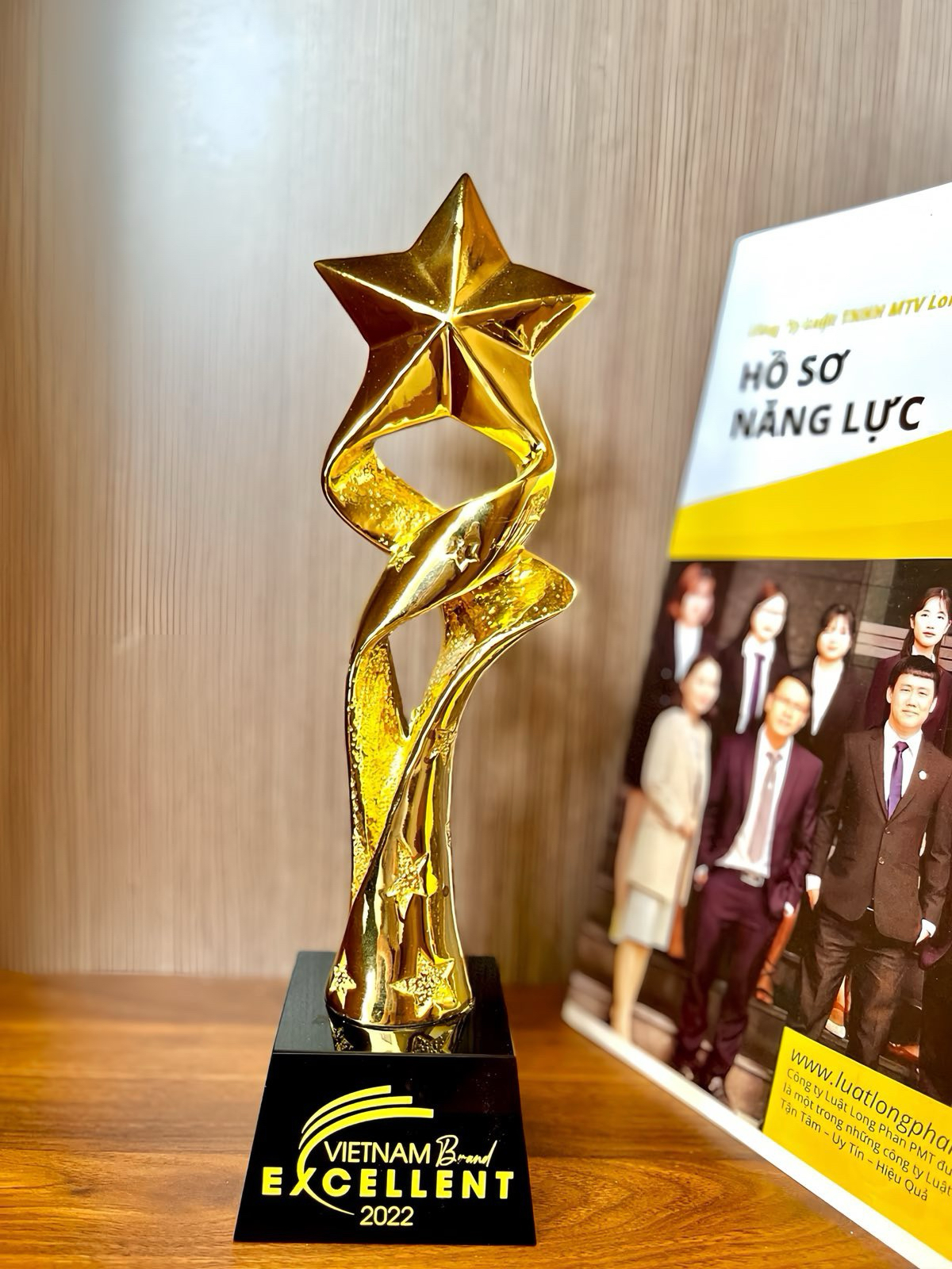 Luật Long Phan PMT nhận giải thưởng Dịch vụ tư vấn luật xuất sắc 2022