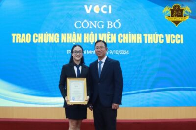 Luật sư Nguyễn Trần Phương – Luật sư thành viên Công ty Luật Long Phan PMT nhận giấy chứng nhận hội viên VCCI.