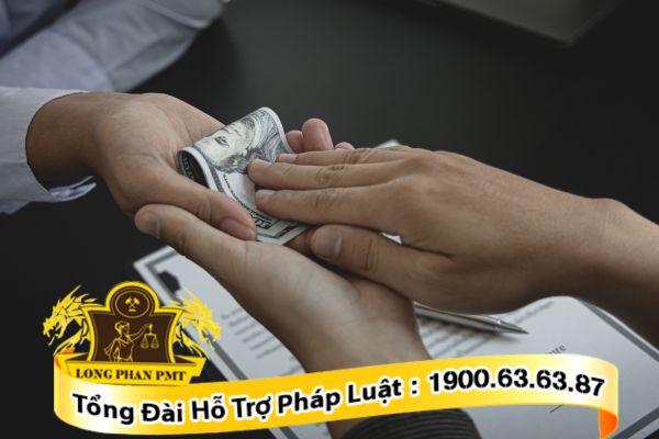 Nhận hối lộ bằng tiền