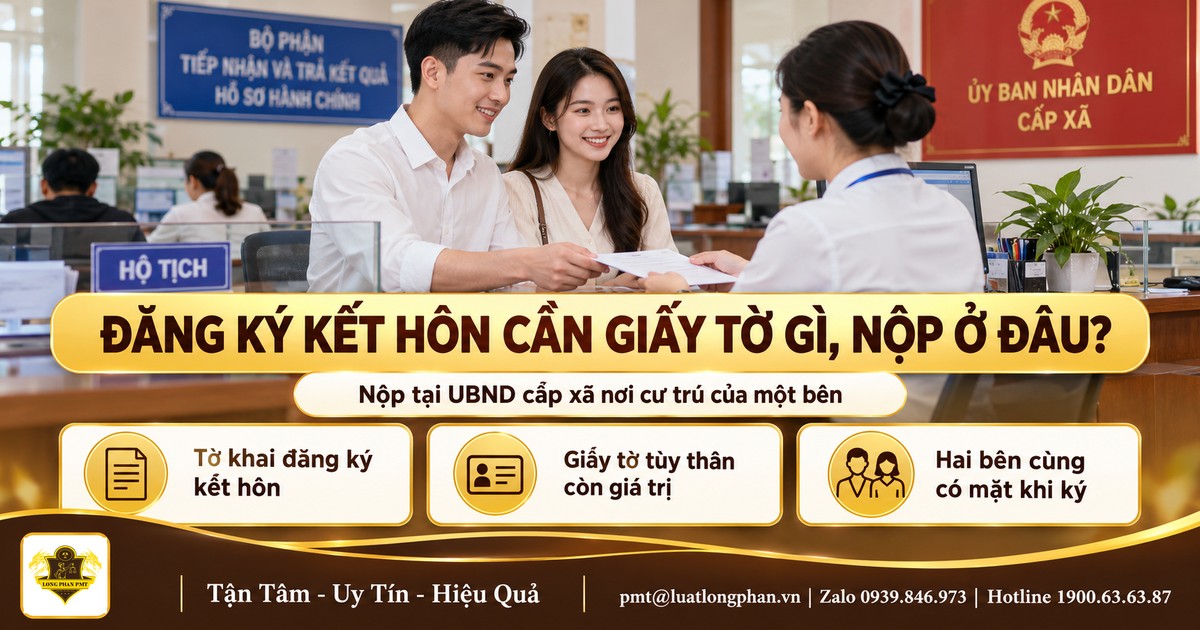 Cặp đôi nộp hồ sơ đăng ký kết hôn cho cán bộ hộ tịch tại UBND cấp xã, minh họa hồ sơ và nơi nộp