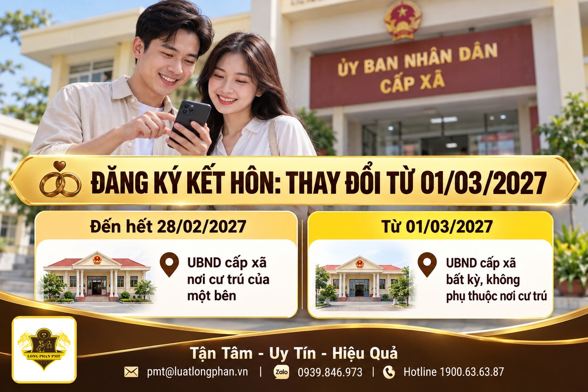 Cặp đôi dùng điện thoại nộp hồ sơ trực tuyến trước UBND cấp xã, minh họa đăng ký kết hôn từ 01/03/2027