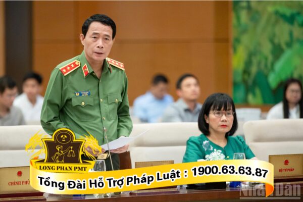 Thứ trưởng Công an Lê Quốc Hùng báo cáo tại phiên họp