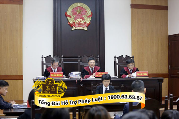 Phiên tòa sơ thẩm giải quyết tranh chấp về quyền điều hành