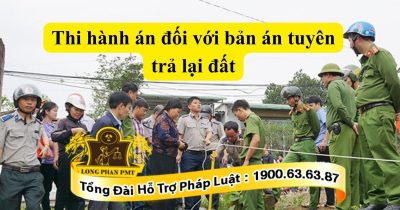 Lực lượng chức năng tiến hành thi hành án đối với bản án tuyên trả lại đất.
