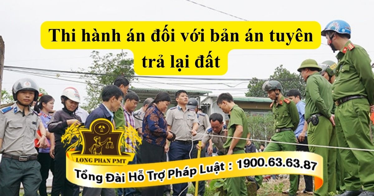 Lực lượng chức năng tiến hành thi hành án đối với bản án tuyên trả lại đất.