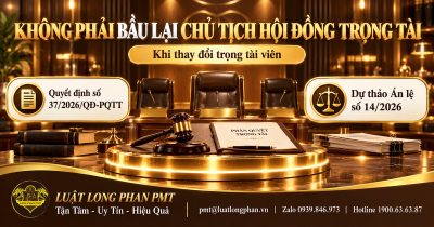 Bàn Hội đồng trọng tài, búa và phán quyết minh họa không phải bầu lại Chủ tịch khi thay đổi trọng tài viên