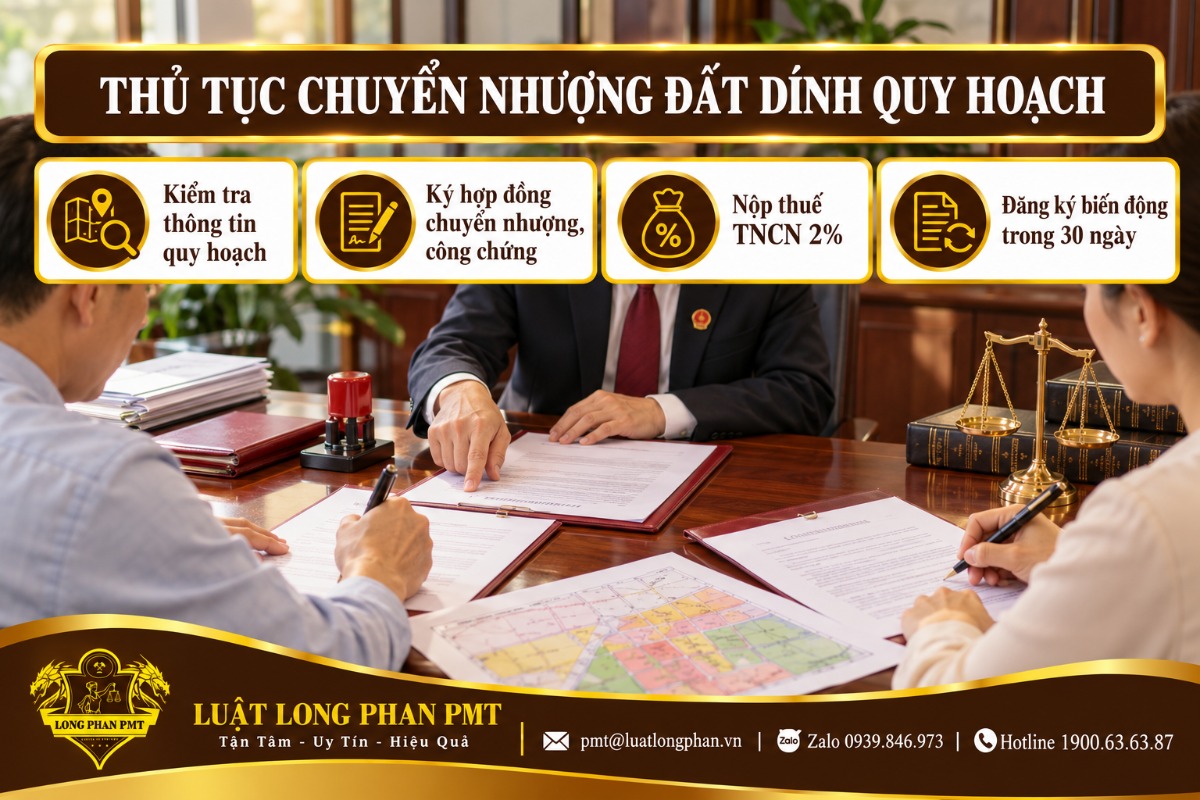 Công chứng viên và hai bên ký hợp đồng chuyển nhượng đất dính quy hoạch