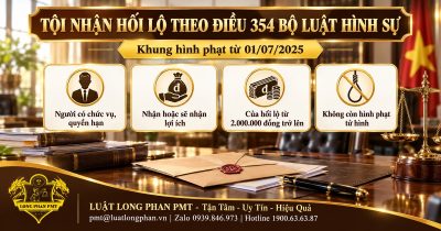 Bàn làm việc có hồ sơ, phong bì và cán cân công lý minh họa tội nhận hối lộ theo Điều 354 Bộ luật Hình sự