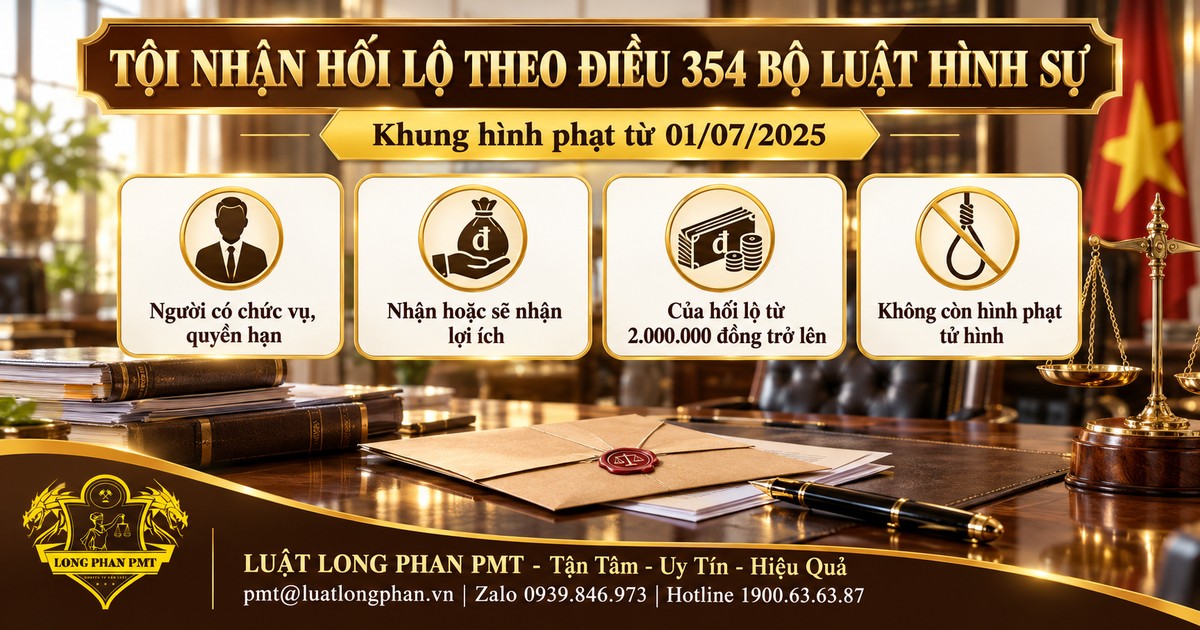 Bàn làm việc có hồ sơ, phong bì và cán cân công lý minh họa tội nhận hối lộ theo Điều 354 Bộ luật Hình sự